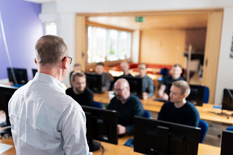 ihmisiä huoneessa istumassa 